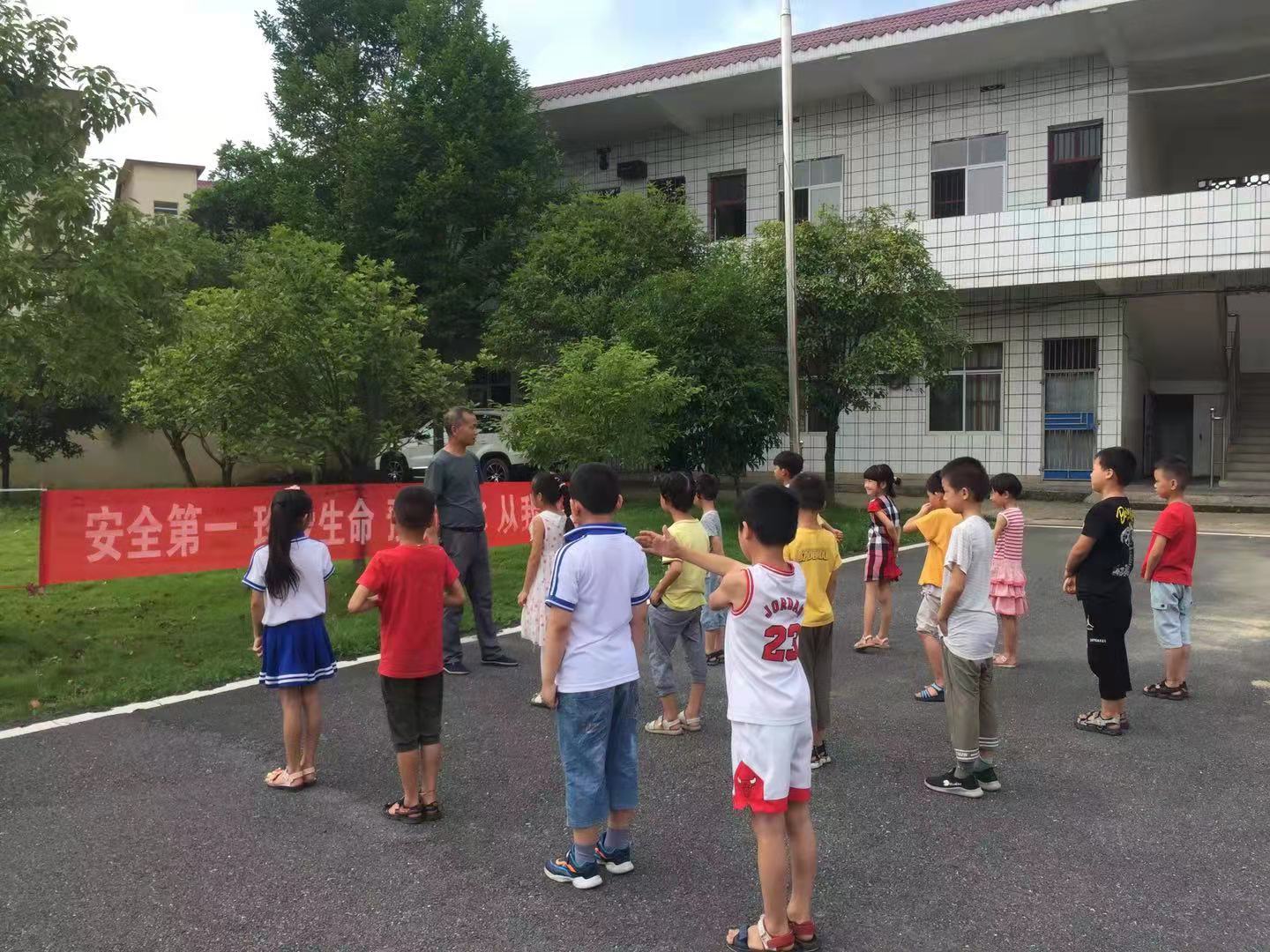 田心镇：防溺水宣传进村小